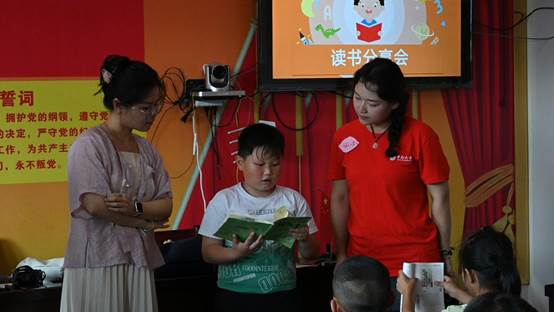 图三:集团23级社会工作研究生向艳组织孩子们开展读书分享会