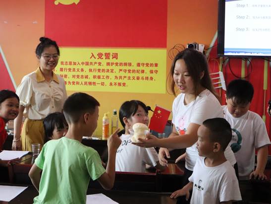 图九:集团2022级社会学本科生王圆斐为孩子们开展有趣的科学小实验